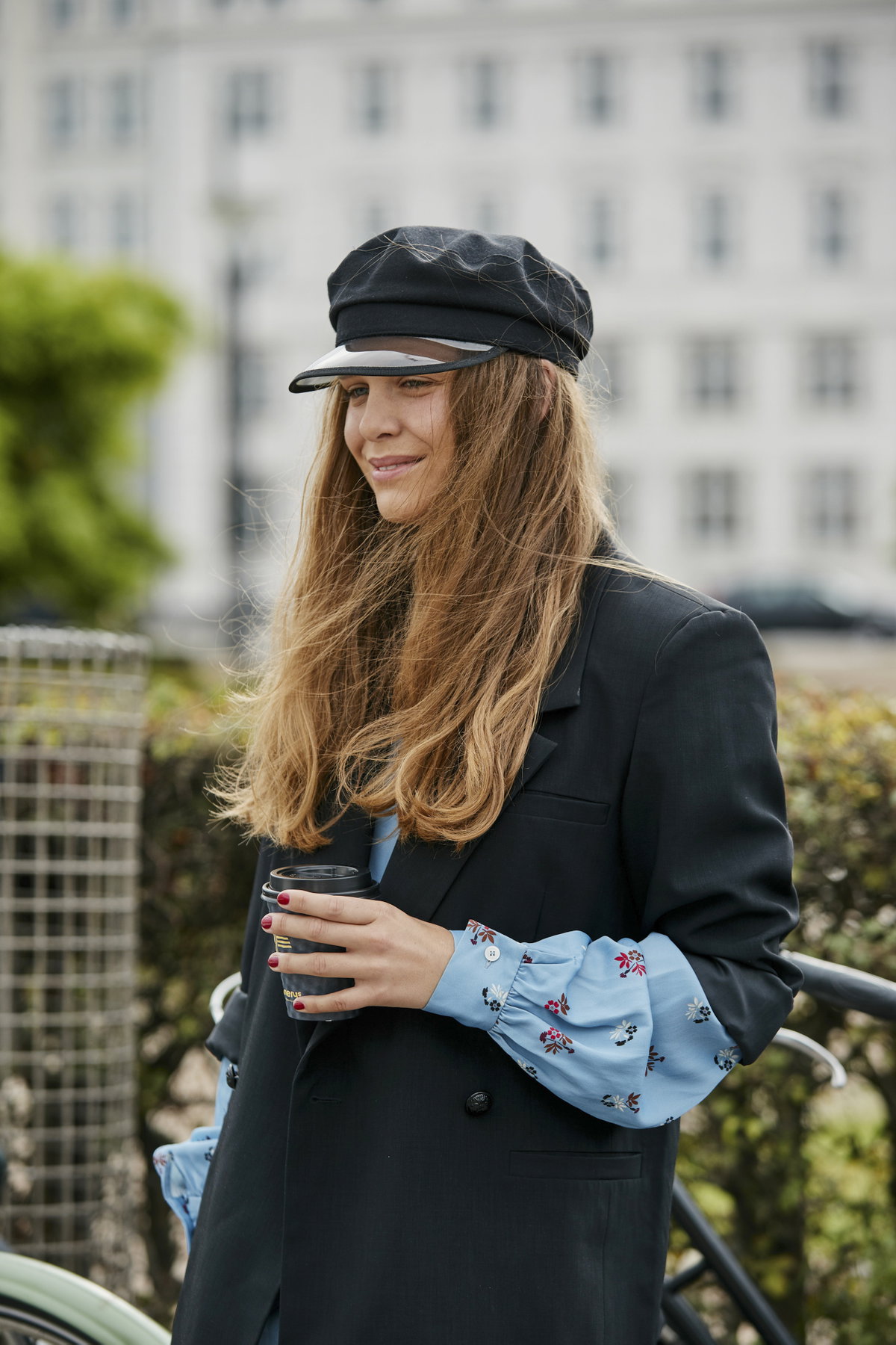 Lange Haare mit Schiffer-Mütze