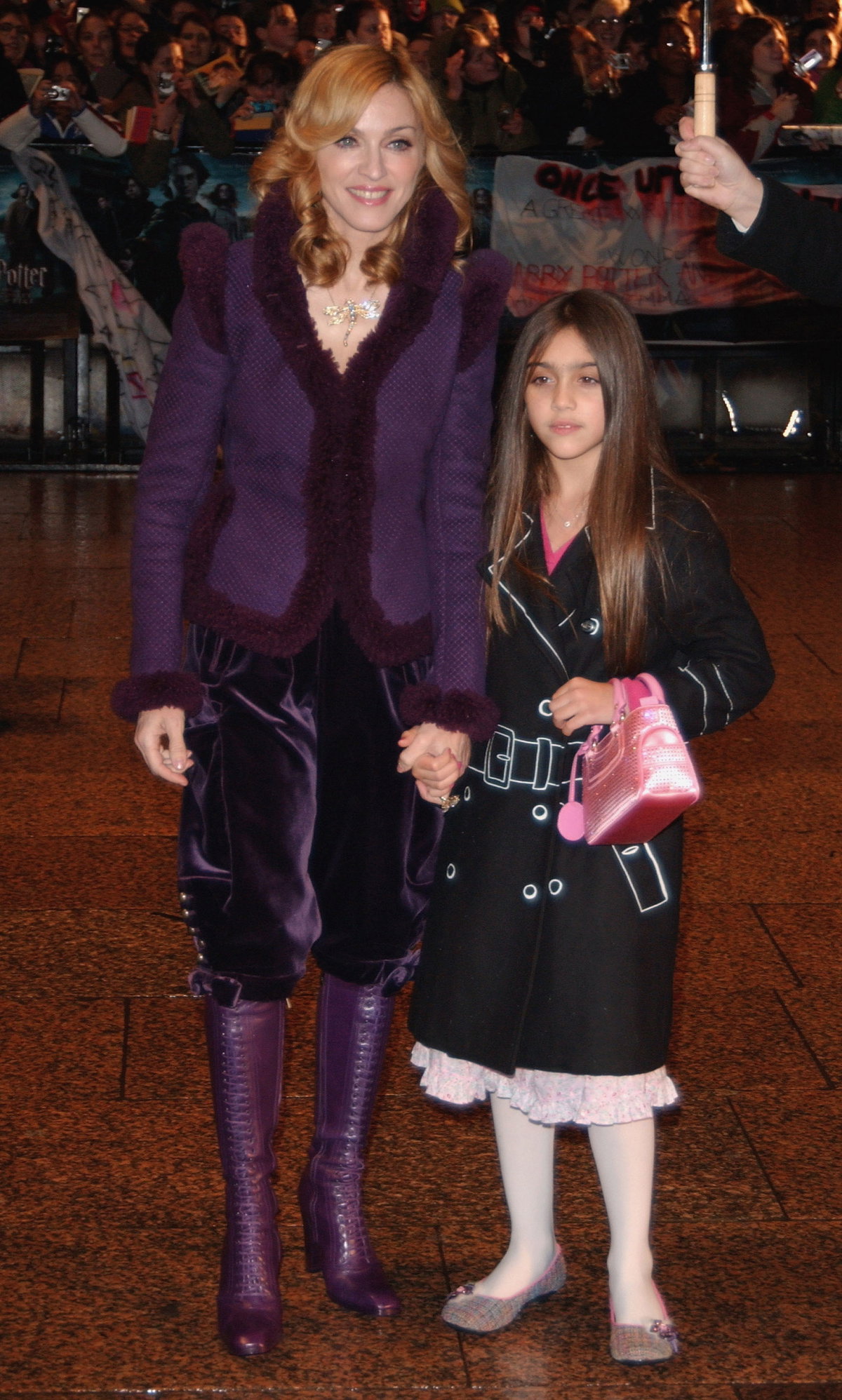 Madonna hält die Hand ihrer Tochter Lourdes auf der Harry Potter Premiere
