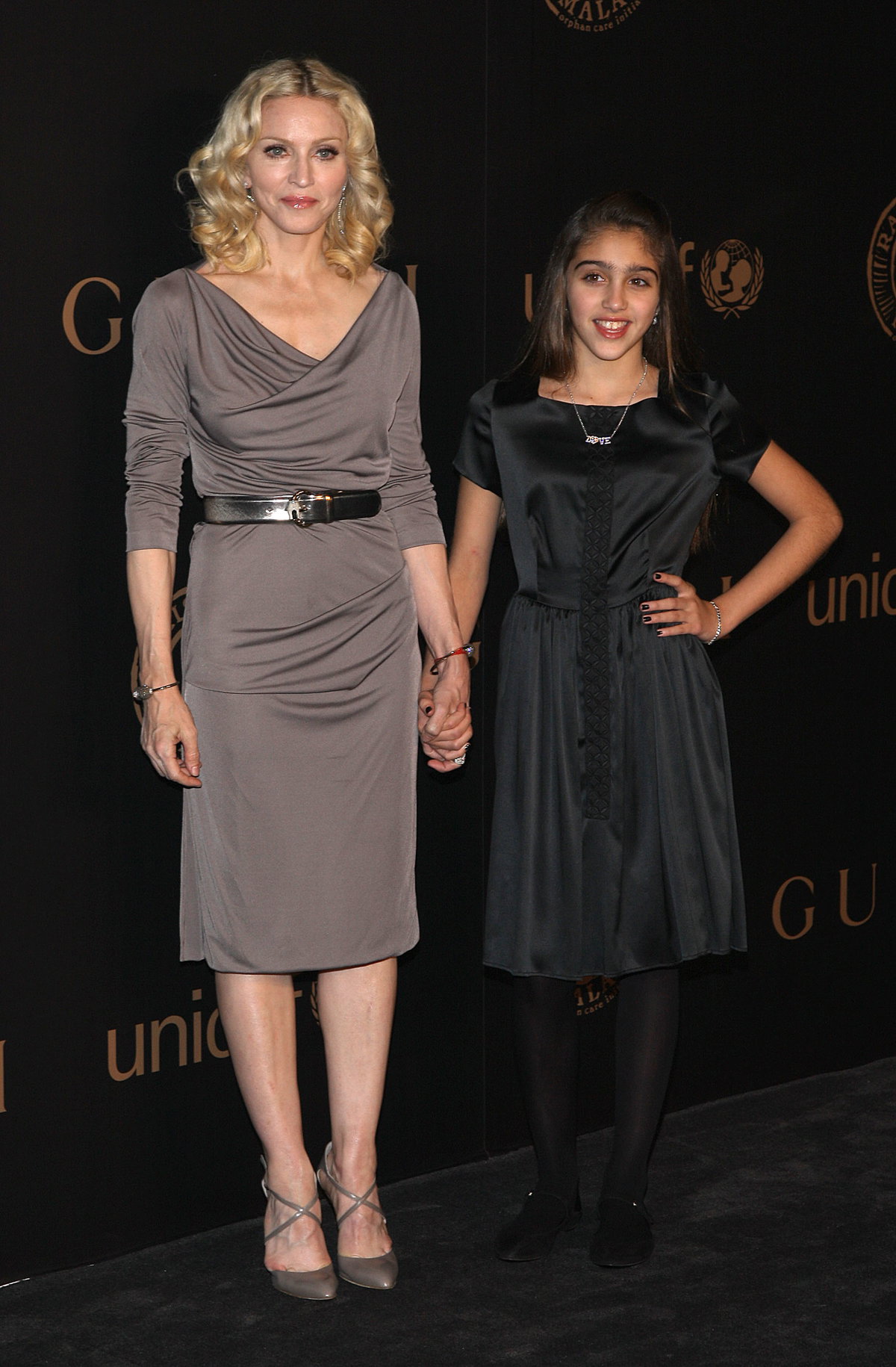 Madonna und ihre Tochter Lourdes Händchen haltend auf einer Benfiz-Gala.