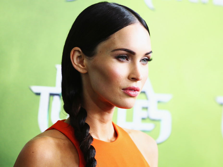 Megan Fox mit Flechtfrisur auf dem roten Teppich