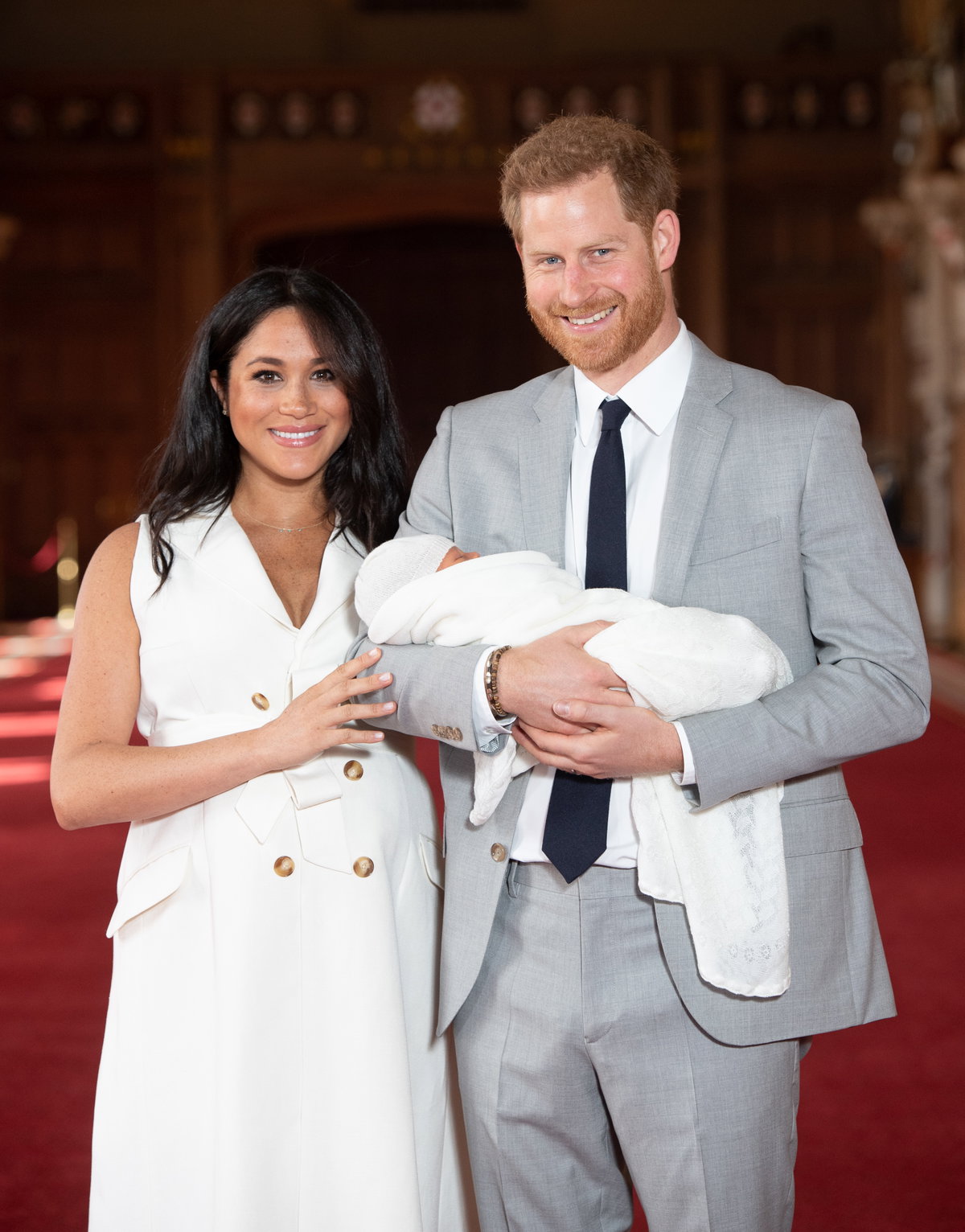 Herzogin Kate, sowie Lady Diana zeigten sich nur wenige Stunden nach der Geburt ihrer Kinder in der Öffentlichkeit. Anders verhielt sich Meghan bei Archies Geburt. Der erste öffentliche Auftritt geschah erst zwei Tage nach der Entbindung.