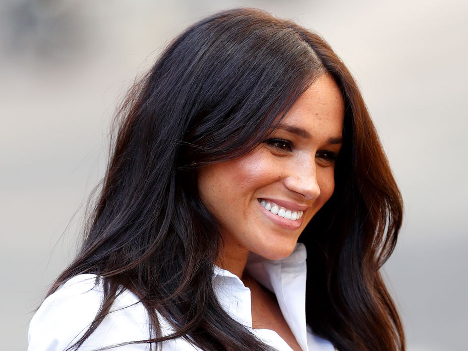 Meghan Markle ist für ihren schönen Natur Glow bekannt. Ihr könnt ihn auch ohne viel Aufwand bekommen, wenn ihr diesen wertvollen Beautytipp beherzigt!