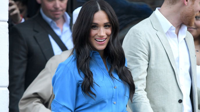 Meghan Markle trägt ihr blaues Schwangerschaftskleid in Afrika, was hat das zu bedeuten?