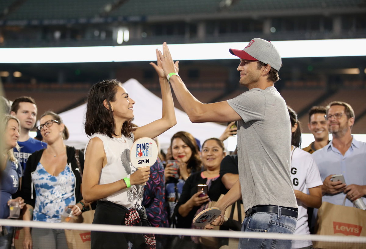 Mila Kunis und Ashton Kutcher beim Tischtennis