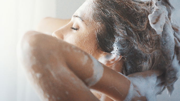 Fettige Haare: Dieses Shampoo hilft SOFORT!