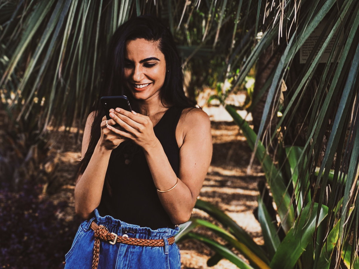 Frau in der Natur mit Handy