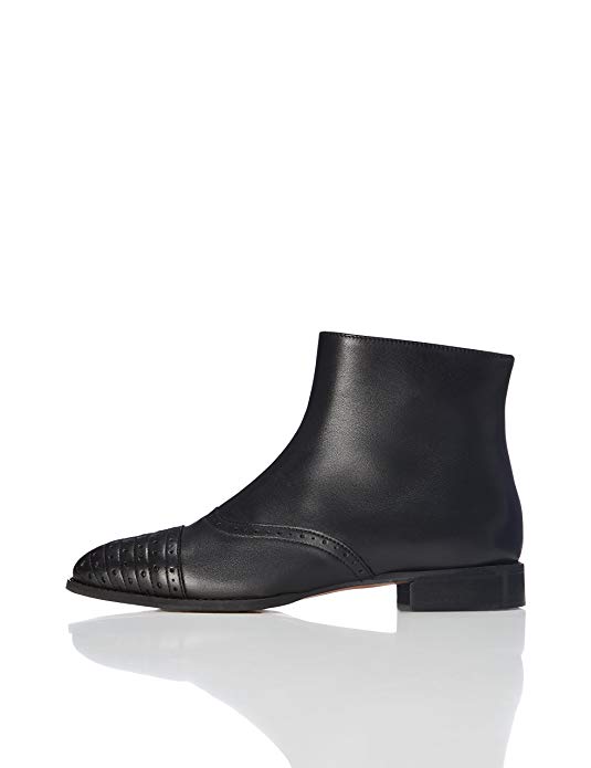 Stiefelette mit Lochverzierungen