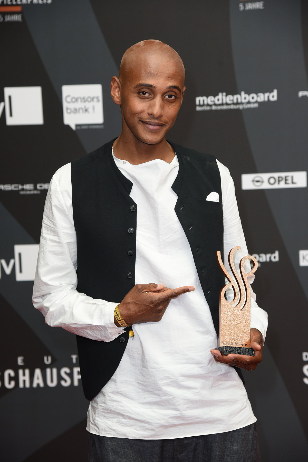 teddy teclebrhan beim deutschen schauspielpreis