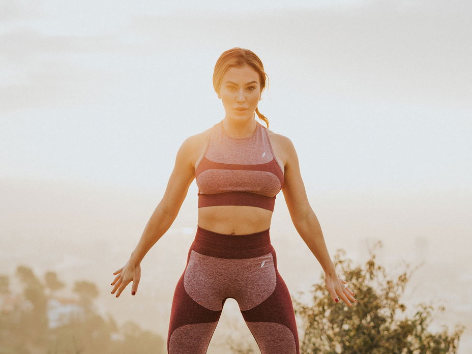 frau springt in fitness kleidung