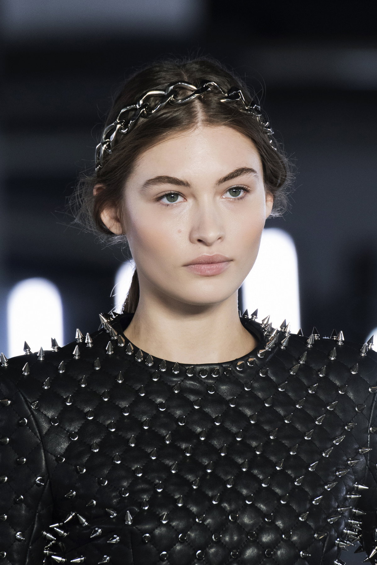 Model mit metallischem Haarreif