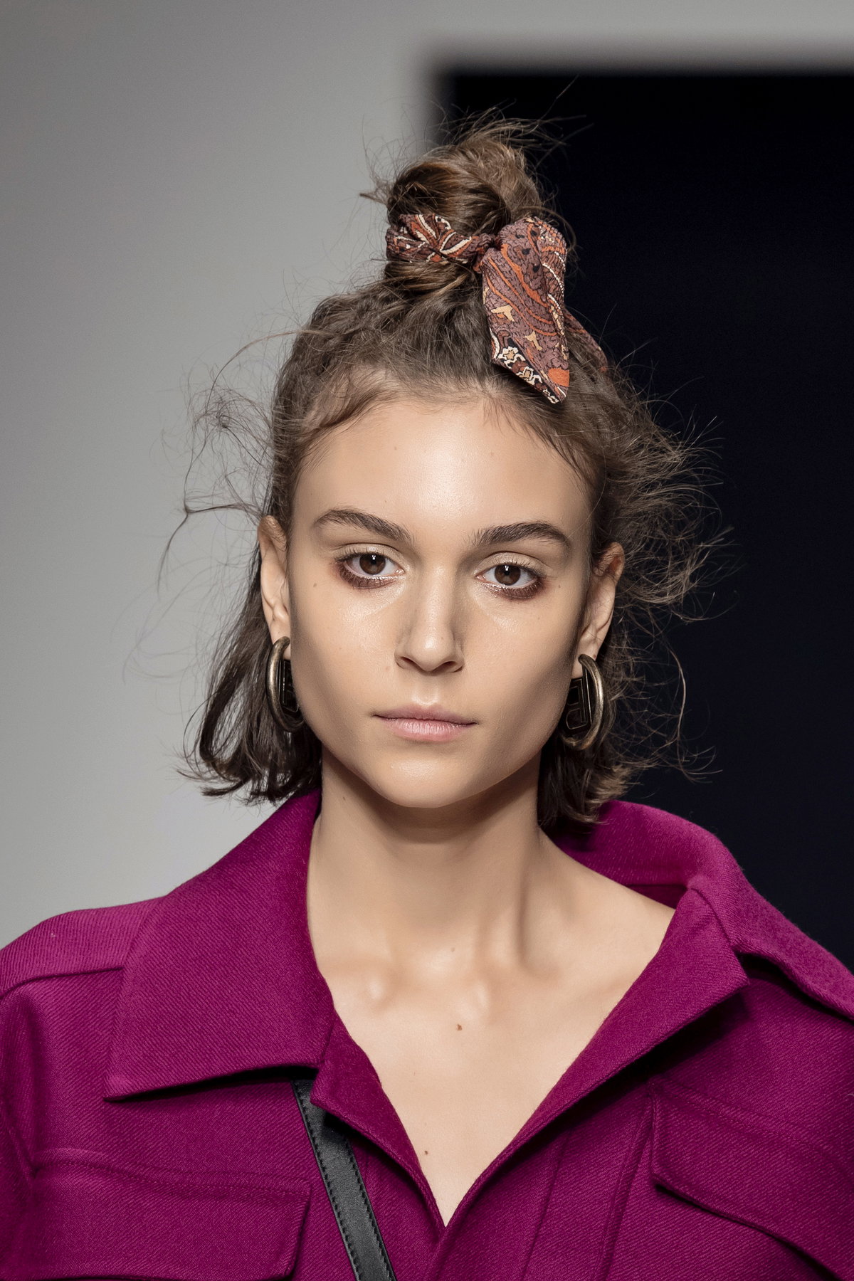 Model mit Tuch im Haar