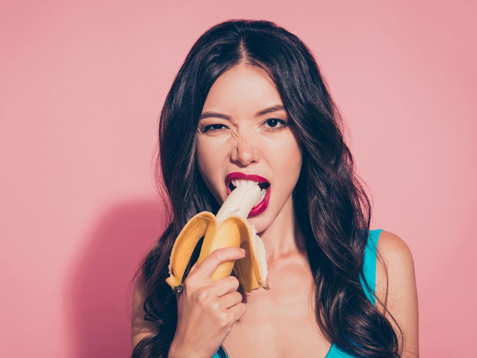 frau mit banane im mund erotisch