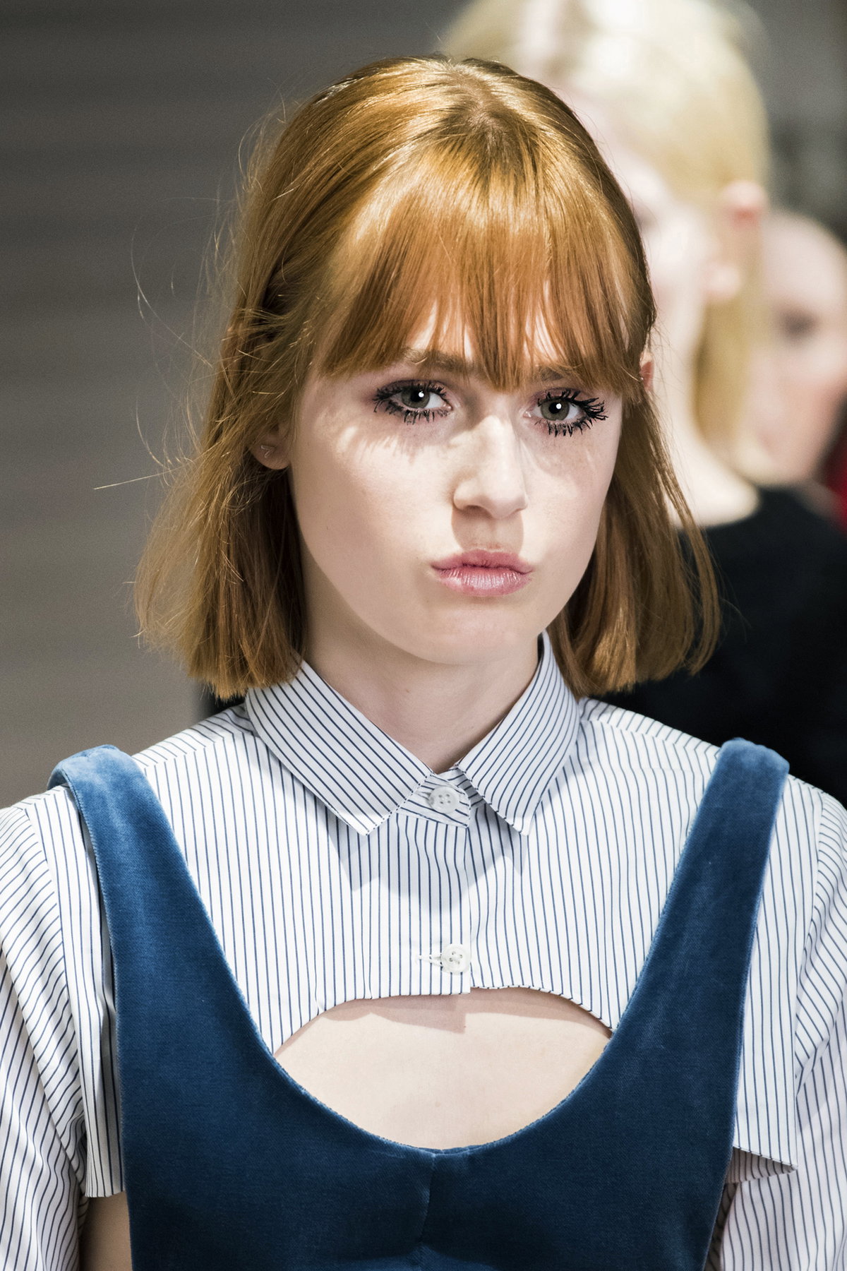 Model mit rötlichen Haaren, Bob-Haarschnitt und Pony