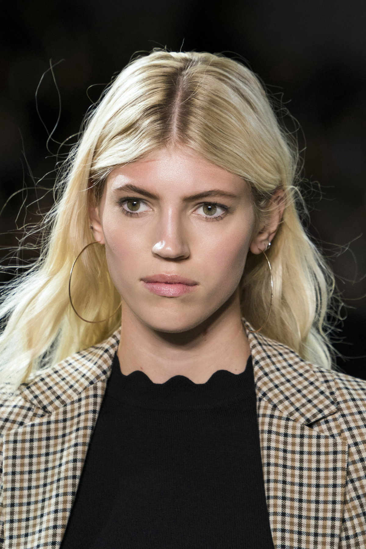 Model mit blonden Haaren und Wellen