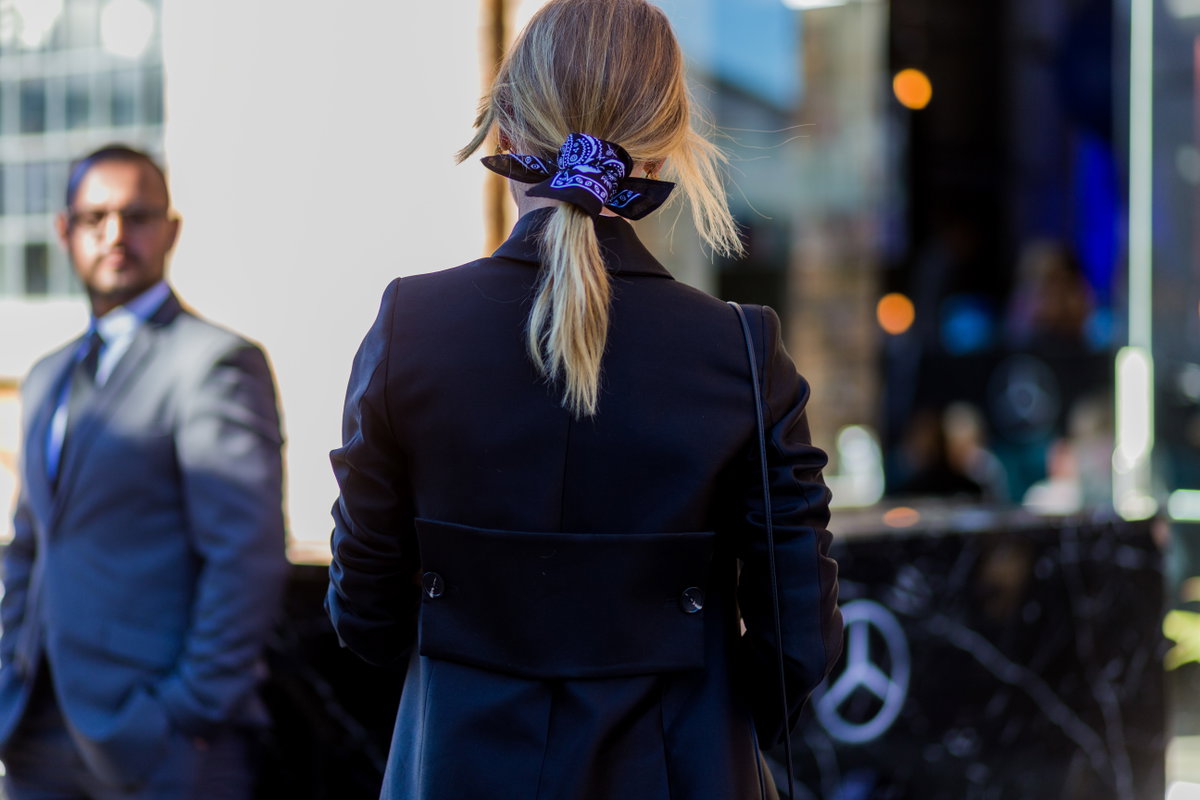 frisur mit bandana haaraccessoire