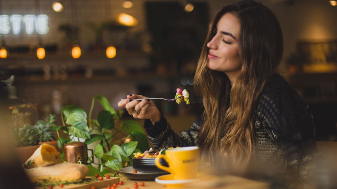 Glücklich essen mit Mindful Eating: So beugt ihr Depressionen mit der richtigen Ernährung vor!