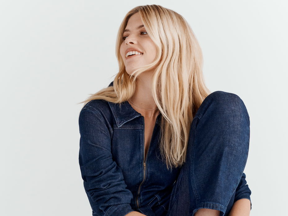 Blonde Frau im Jeans Overall