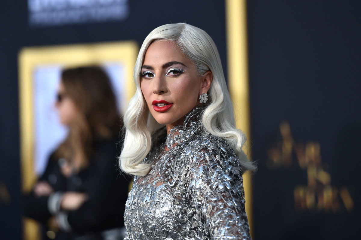 Lady Gaga in einem silbernen Kleid