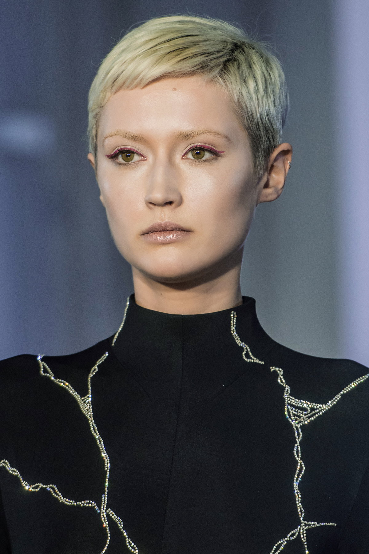Model mit blondem Pixie Cut