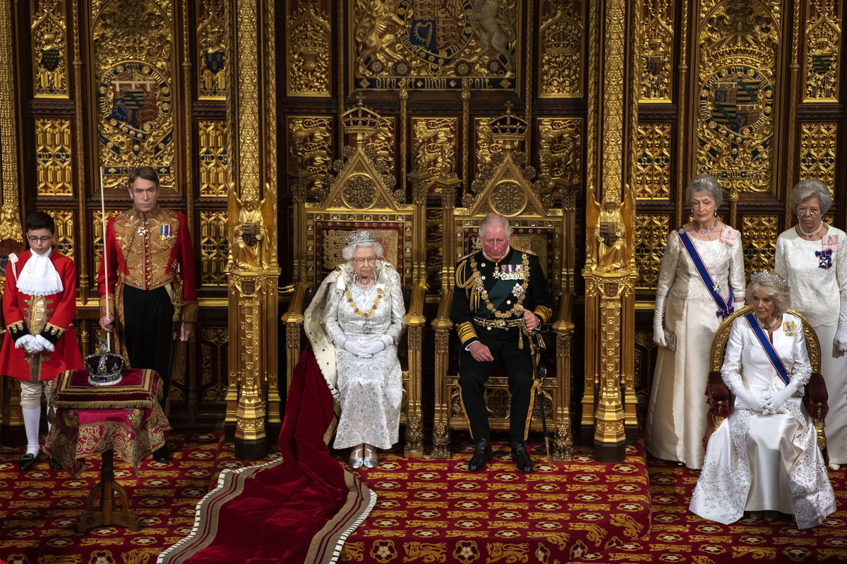 Queen Elizabeth und Prinz Charles im Parlament