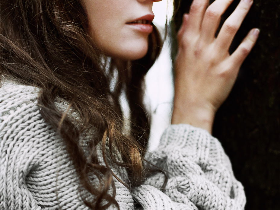 Frau mit Wollpullover