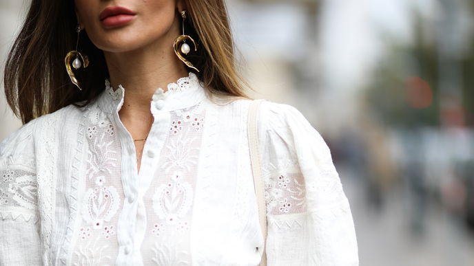 Diese Chiffon Bluse tragen gerade alle Blogger – und sie kaschiert sogar Hüftspeck!