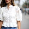 Diese Chiffon Bluse tragen gerade alle Blogger – und sie kaschiert sogar Hüftspeck!