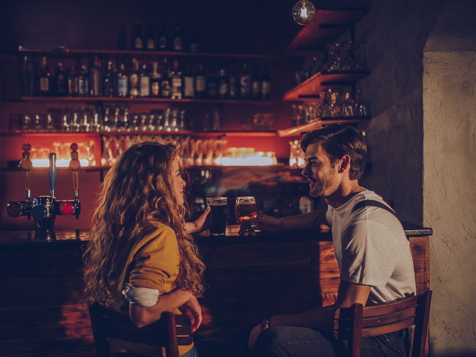 dating couple an der bar