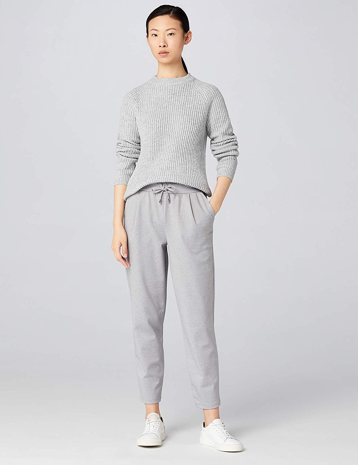 Grauer Pullover