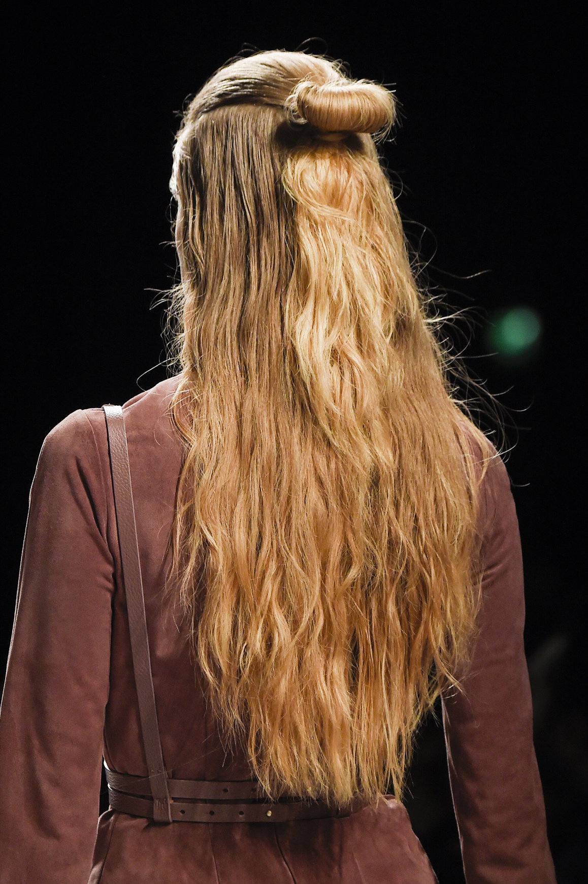 Half Bun bei blond-rötlichem Haar