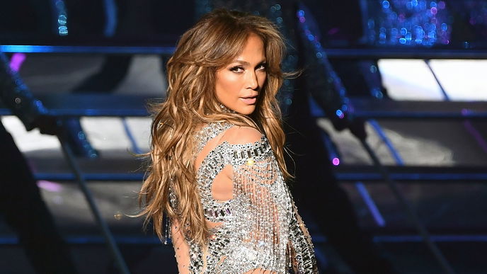 Nagel-Trend: 2026 tragen wir diese Cat-Eye French Nails – wie J.Lo