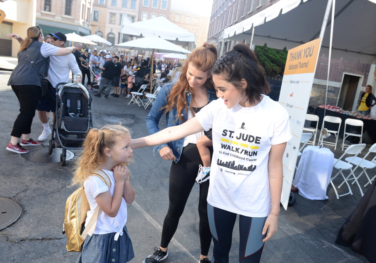 Lucy Hale mit geflochtenem Half Bun