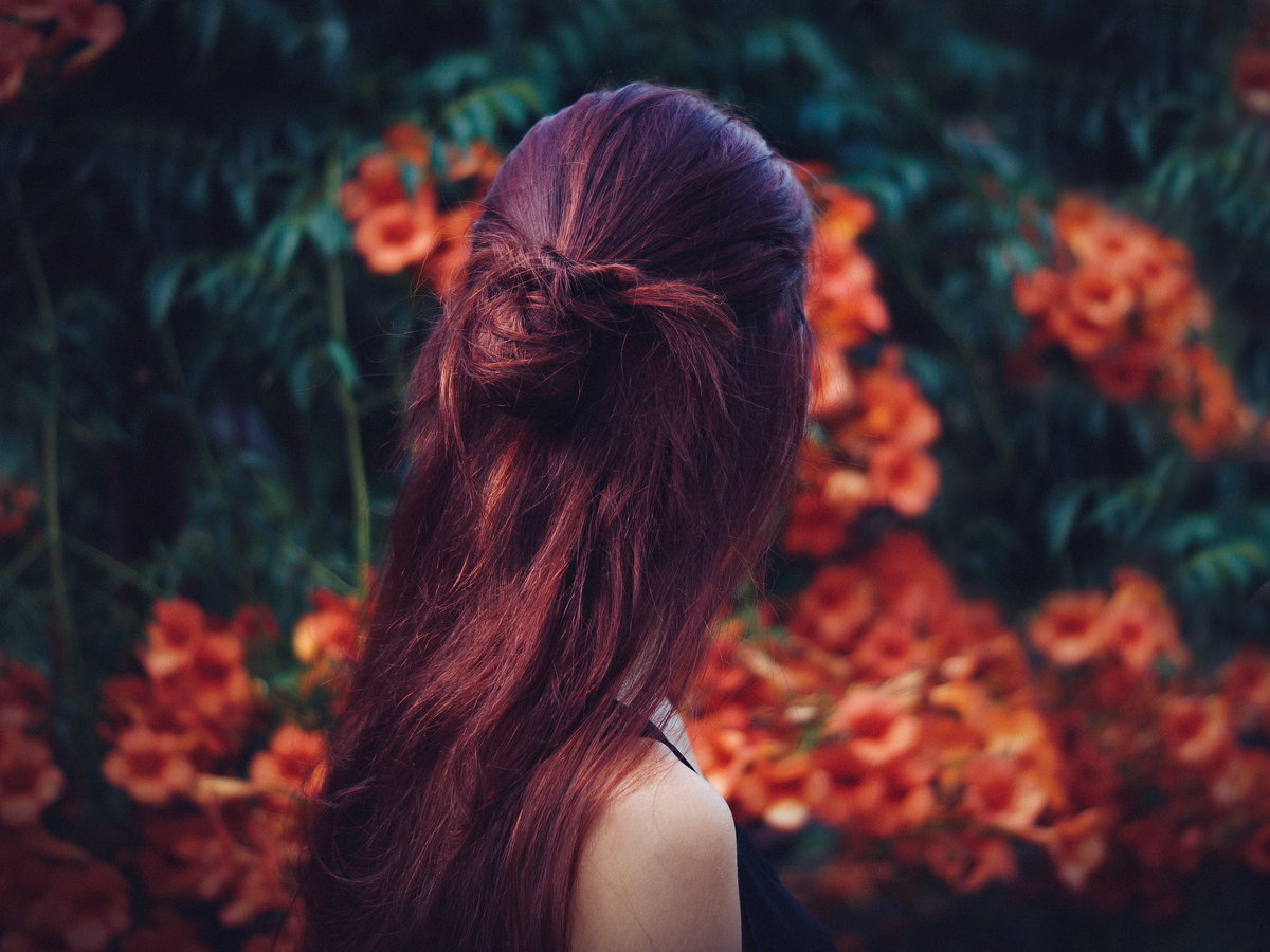 Mädchen von hinten mit roten Haaren