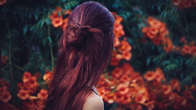 „Mulled Wine Hair“: Diese Haarfarbe tragen wir jetzt