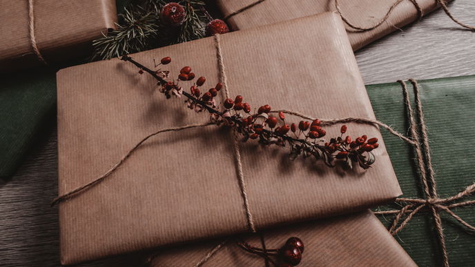 Das sind die 5 perfekten Wichtelgeschenke für Frauen unter 15 Euro!