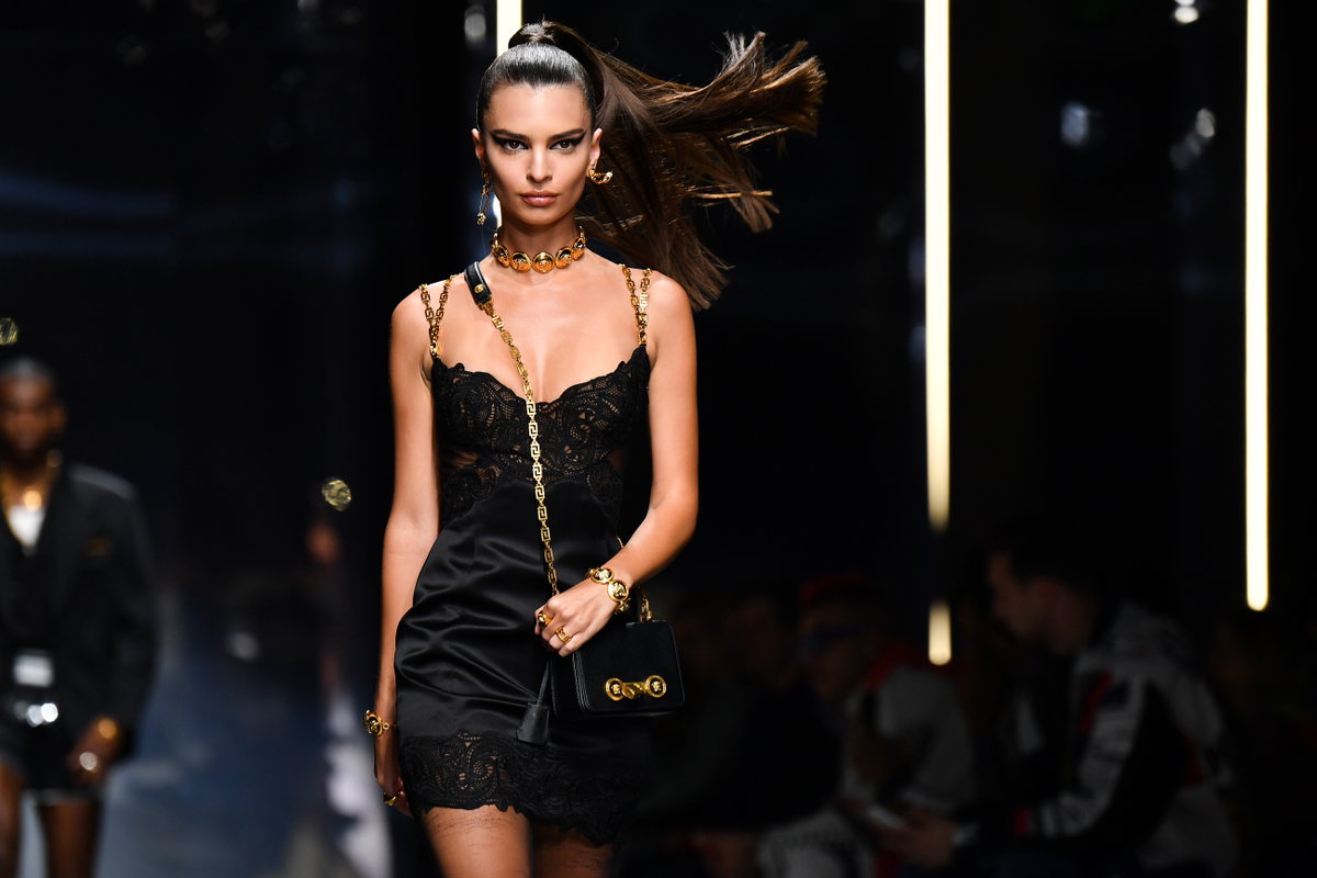 emily ratajkowski pferdeschwanz versace fashion show