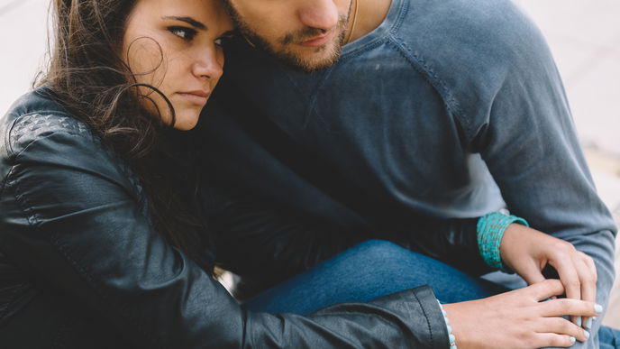 Angst vor Beziehung: Er zweifelt er an sich – Es hat nichts mit dir zu tun! 