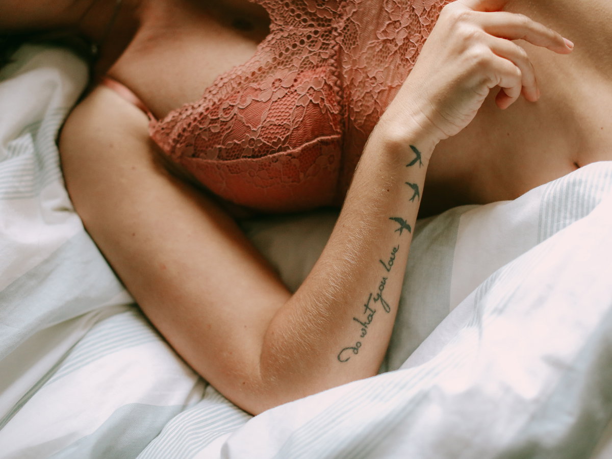 Brau liegt mit Unterwäsche im Bett