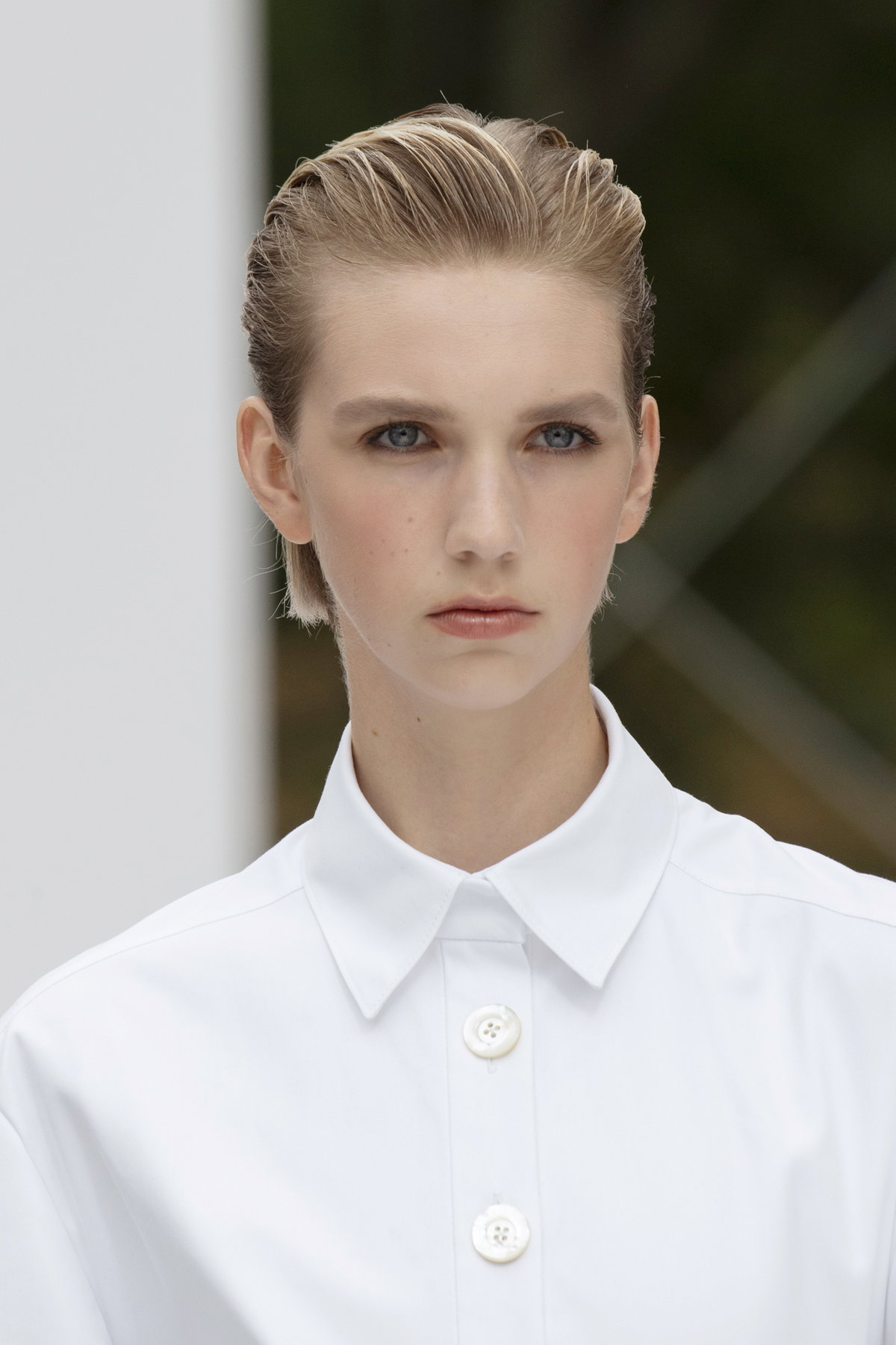 Model mit kurzen blonden Haaren