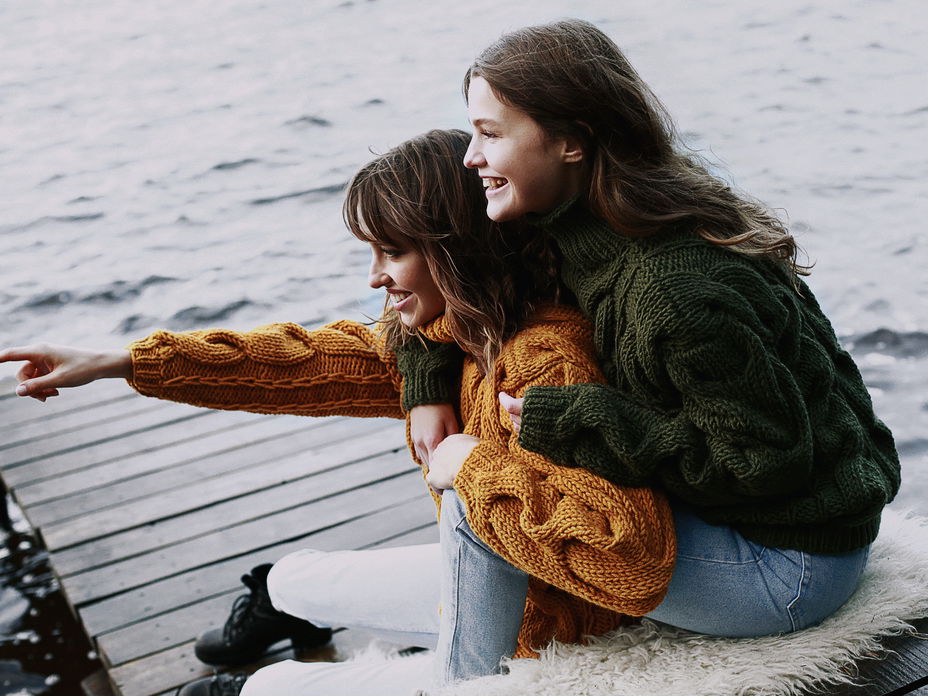 Horoskop Thema: Zwei Frauen am See