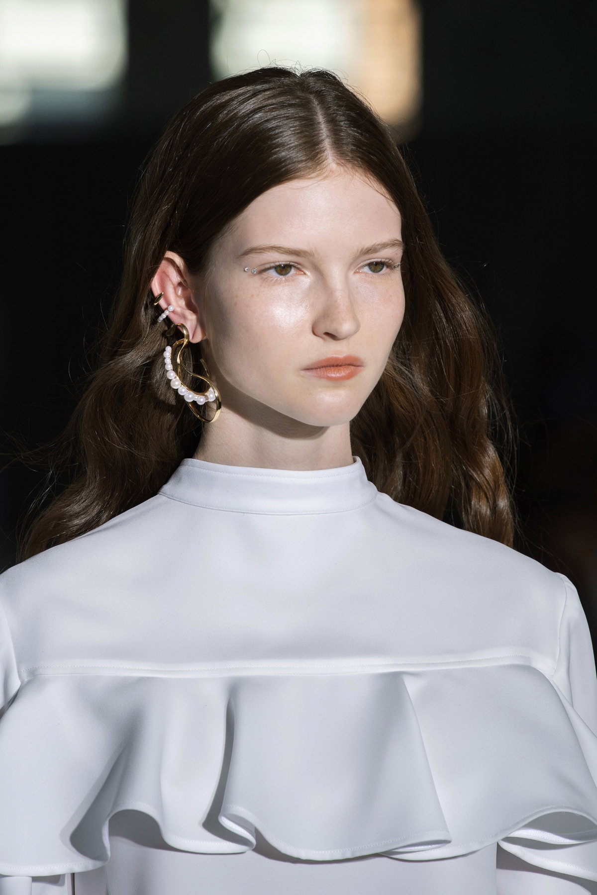 Model mit Mittelscheitel und langem Haar