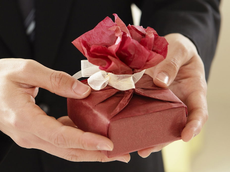 weihnachtsgeschenk in der hand halten