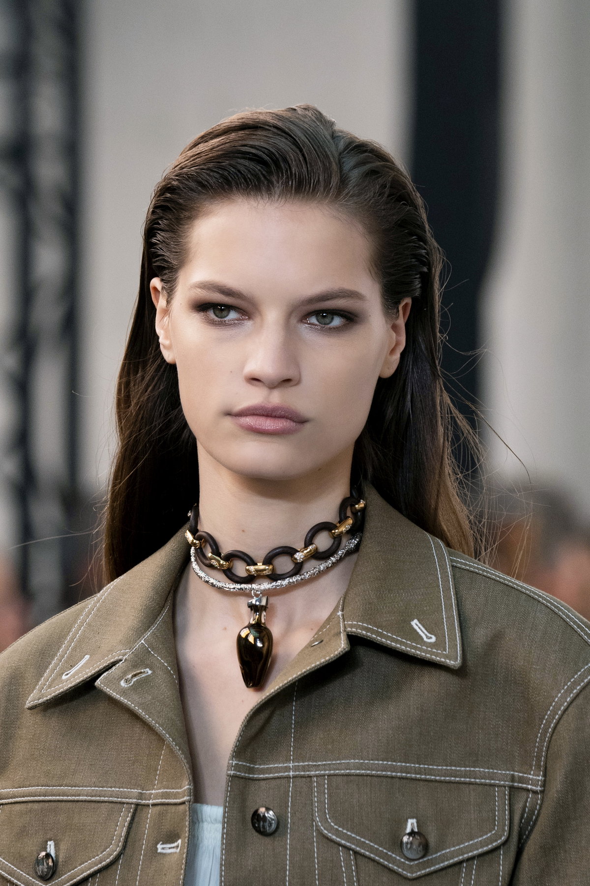 Model mit braunen langen Haaren