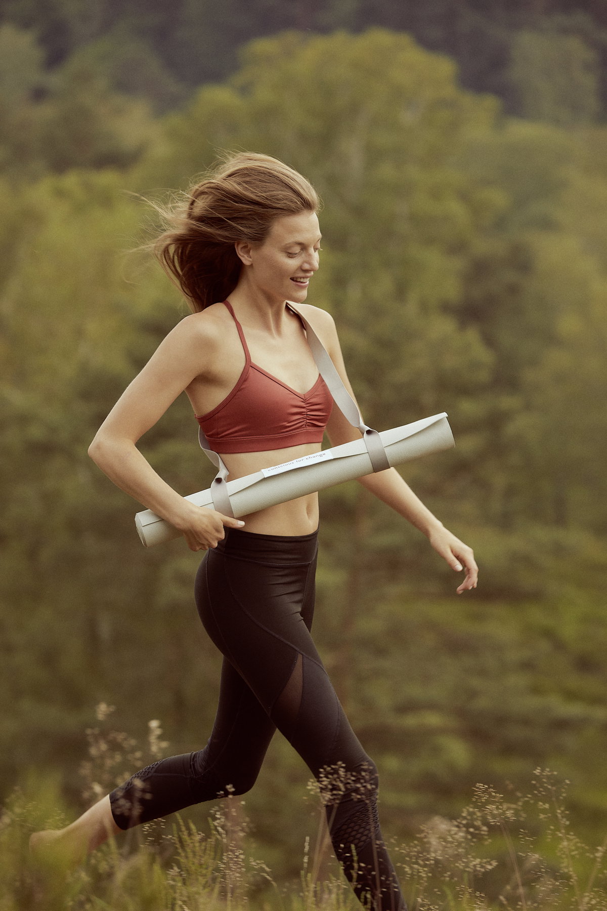 Model mit Yogamatte von yõyoka