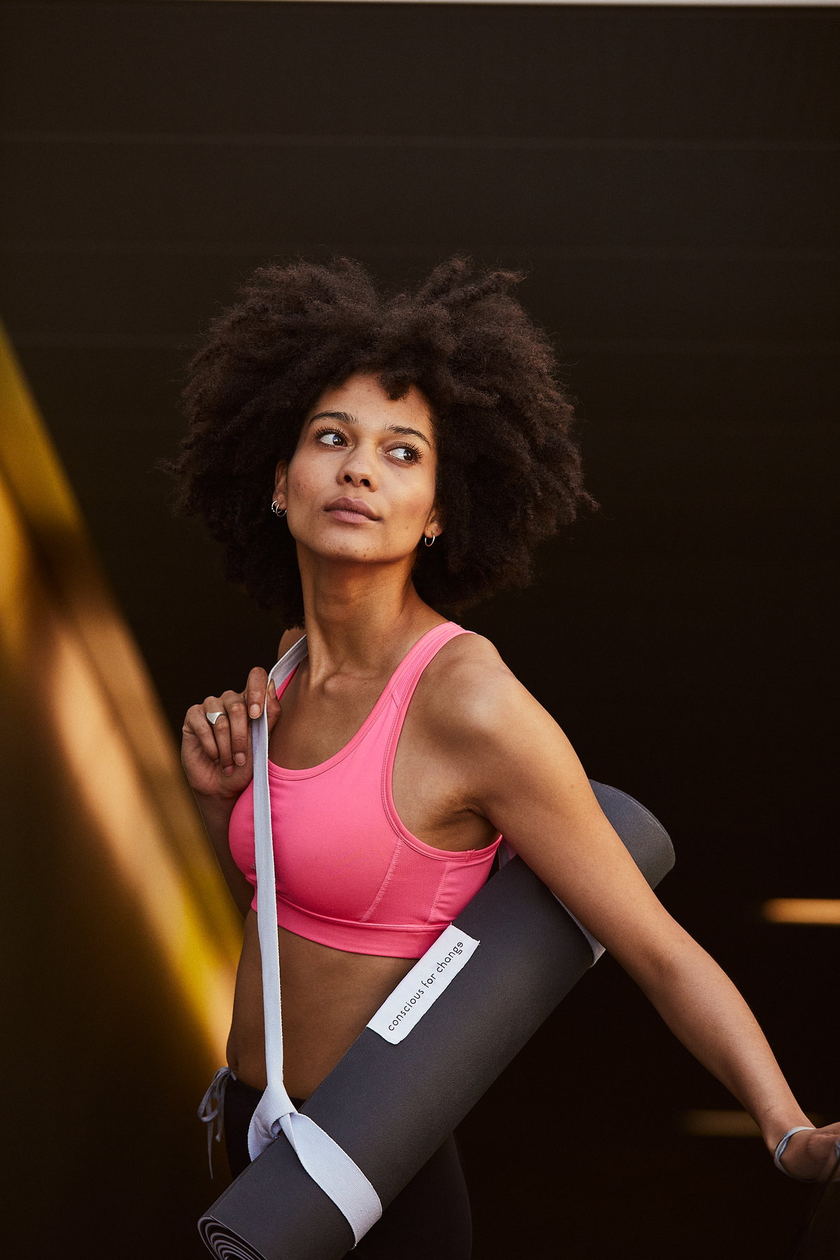Model mit Yogamatte von yõyoka