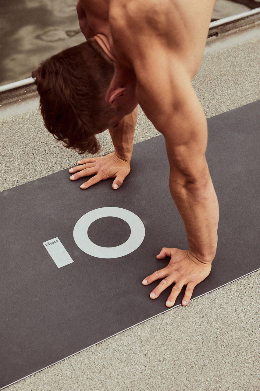 Model mit Yogamatte von yõyoka