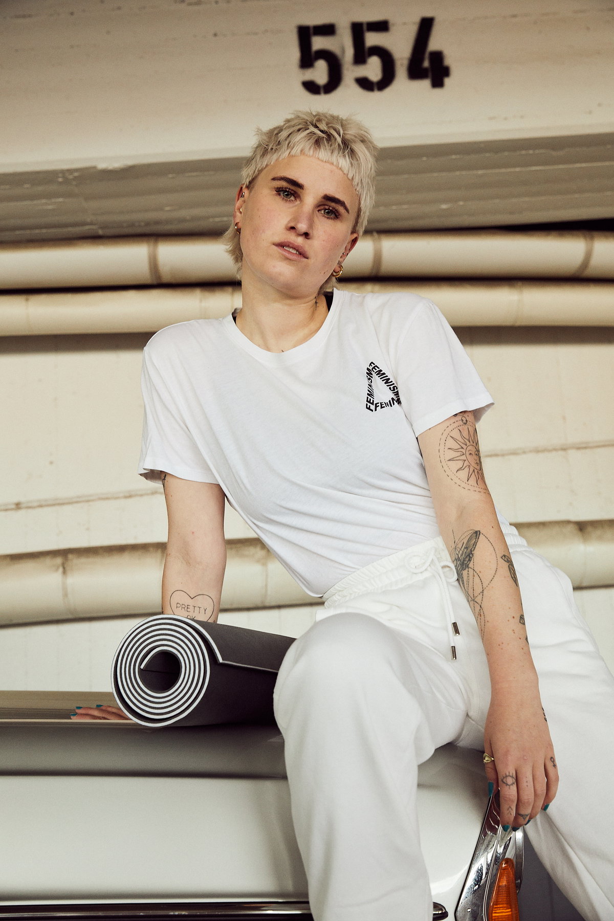 Model mit Yogamatte von yõyoka