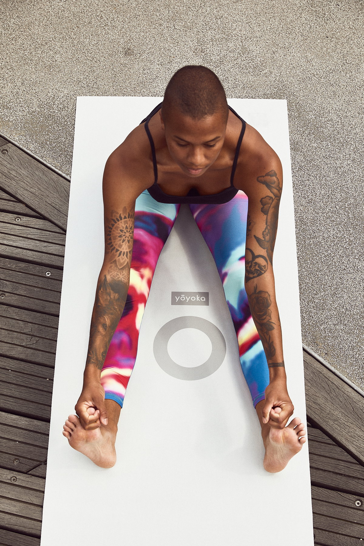 Model mit Yogamatte von yõyoka