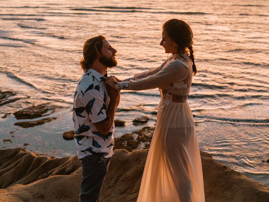Heiratsantrag: Mann und Frau am Meer