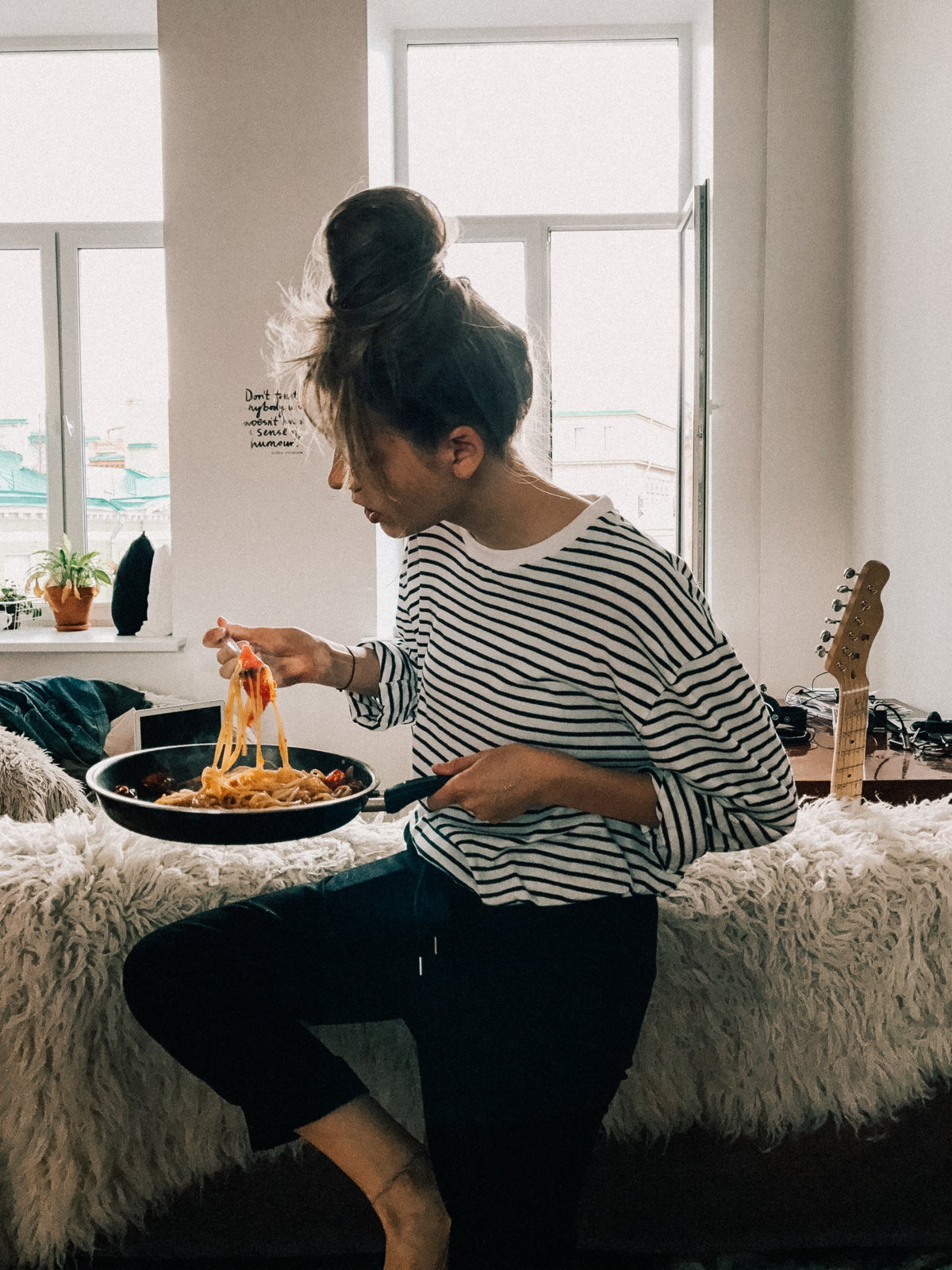 Frau mit Spaghetti in einer Pfanne